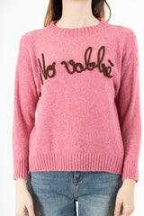 modella indossando Maglione girocollo “No vabbè” in misto lana ricamato colore Rosa-Marrone Unica