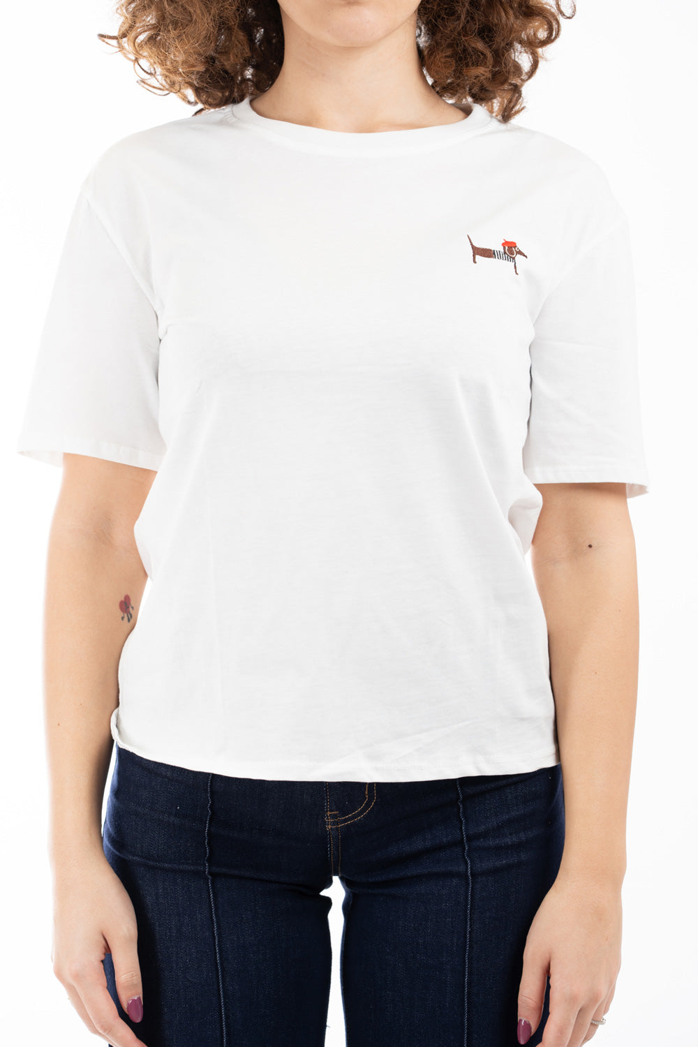 modella indossando T-shirt in cotone con ricamo bassotto Made in Italy colore Bianco Unica