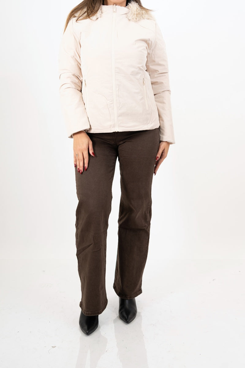 modella indossando Piumino beige double-face corto avvitato con cappuccio e pelliccia rimovibile colore