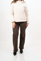 modella indossando Piumino beige double-face corto avvitato con cappuccio e pelliccia rimovibile colore