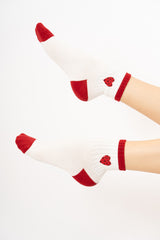 modella indossando Calzini donna con cuoricino pois a contrasto in cotone colore PANNA Unica