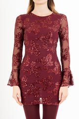 modella indossando Abito corto in microrete con paillettes e schiena scoperta colore BORDEAUX Unica