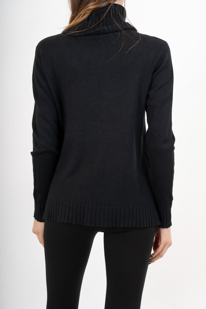 modella indossando Maglione over con collo alto in filato morbido e caldo colore