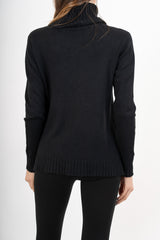 modella indossando Maglione over con collo alto in filato morbido e caldo colore