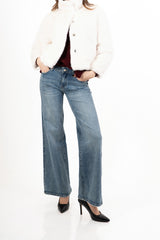 modella indossando Giacchetto ecopelliccia corto con bottoni interni colore