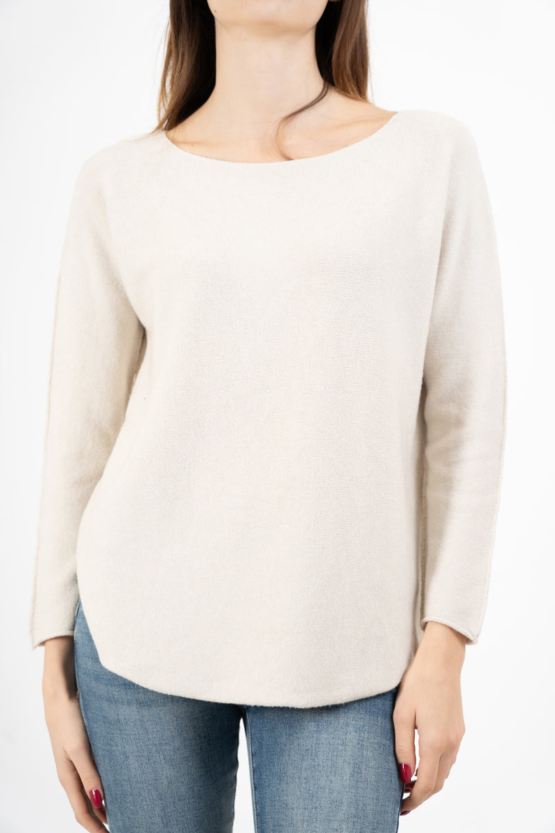 modella indossando Maglia over collo a barchetta con orlo stondato in viscosa colore Beige Unica