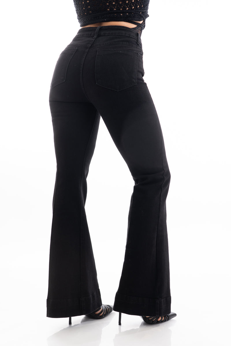 modella indossando Jeans flare a vita media in denim elasticizzato nero colore