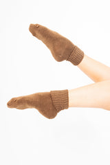 modella indossando Calze corte “Carezza” in filato morbido con bordo risvoltato colore Cuoio Unica