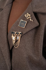 modella indossando Spilla elegante con charms pendenti e smalto nero colore Nero