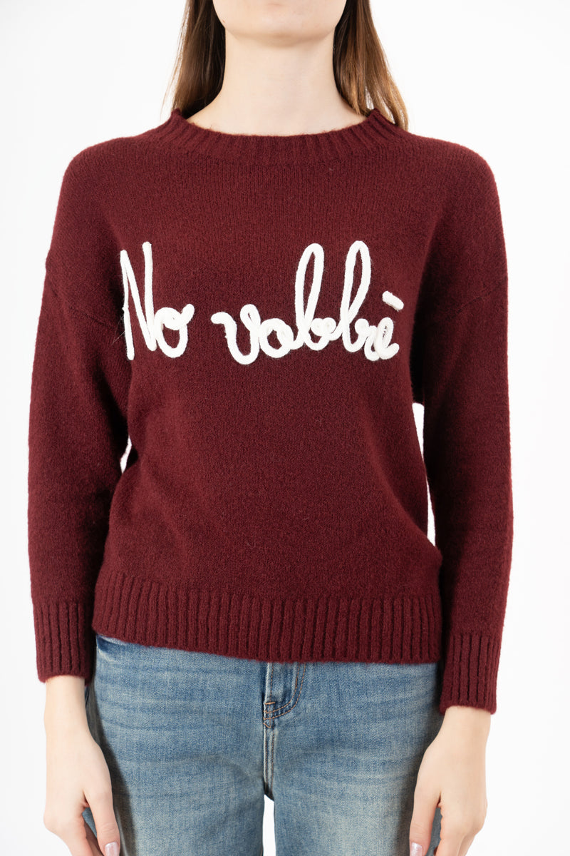modella indossando Maglione girocollo “No vabbè” in misto lana ricamato colore Bordeaux-Bianco Unica