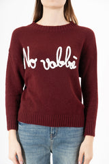 modella indossando Maglione girocollo “No vabbè” in misto lana ricamato colore Bordeaux-Bianco Unica