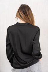 Blusa in raso effetto seta con collo serafino e polsini arricciati nera
