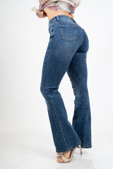 Jeans flare aderente in denim elasticizzato con fondo a zampa.