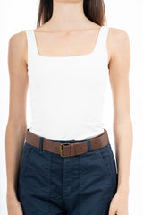 modella indossando Top canotta in maglina elasticizzata con scollo quadro colore Bianco Unica