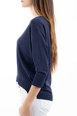 modella indossando Maglia ampia corta davanti e più lunga dietro in filato leggero colore Blu Unica