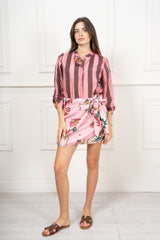 modella indossando Camicia Collo Coreana in Tencel a Righe Multicolor colore