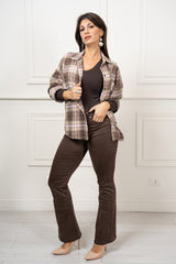 modella indossando Jeans Ravelle flare push-up Marrone colore