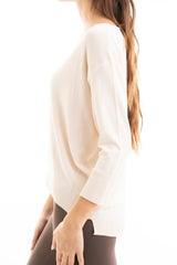 modella indossando Maglia ampia corta davanti e più lunga dietro in filato leggero colore Beige Unica
