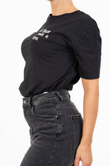 T-shirt in cotone con ricamo “mi mandi fuori di testa”