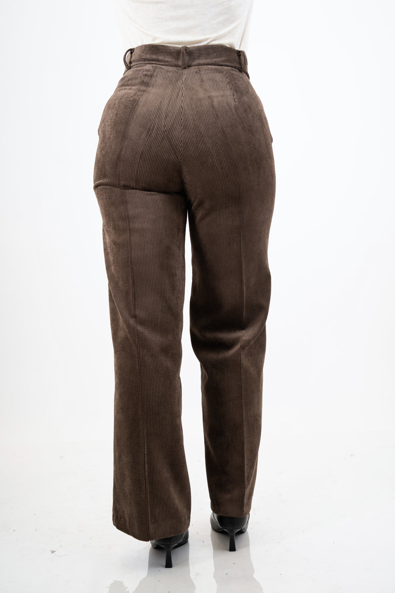 modella indossando Pantalone palazzo in velluto a costine Velvet Line marrone colore