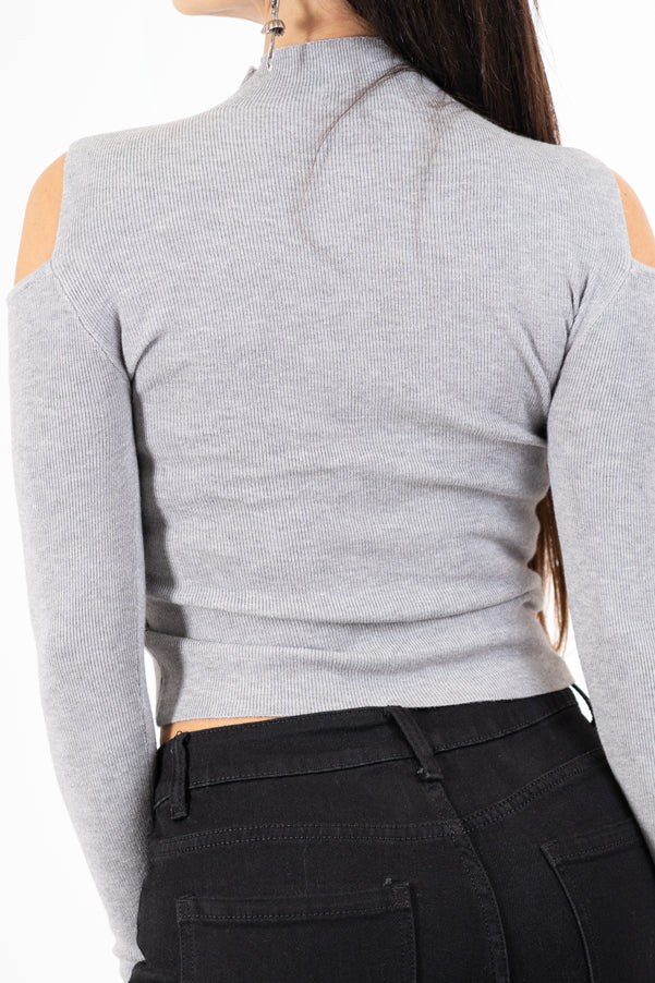 modella indossando Maglia collo vulcano con spalle scoperte in filato misto viscosa colore