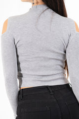 modella indossando Maglia collo vulcano con spalle scoperte in filato misto viscosa colore