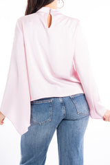 modella indossando Blusa in raso con maniche pipistrello e scollo a goccia colore