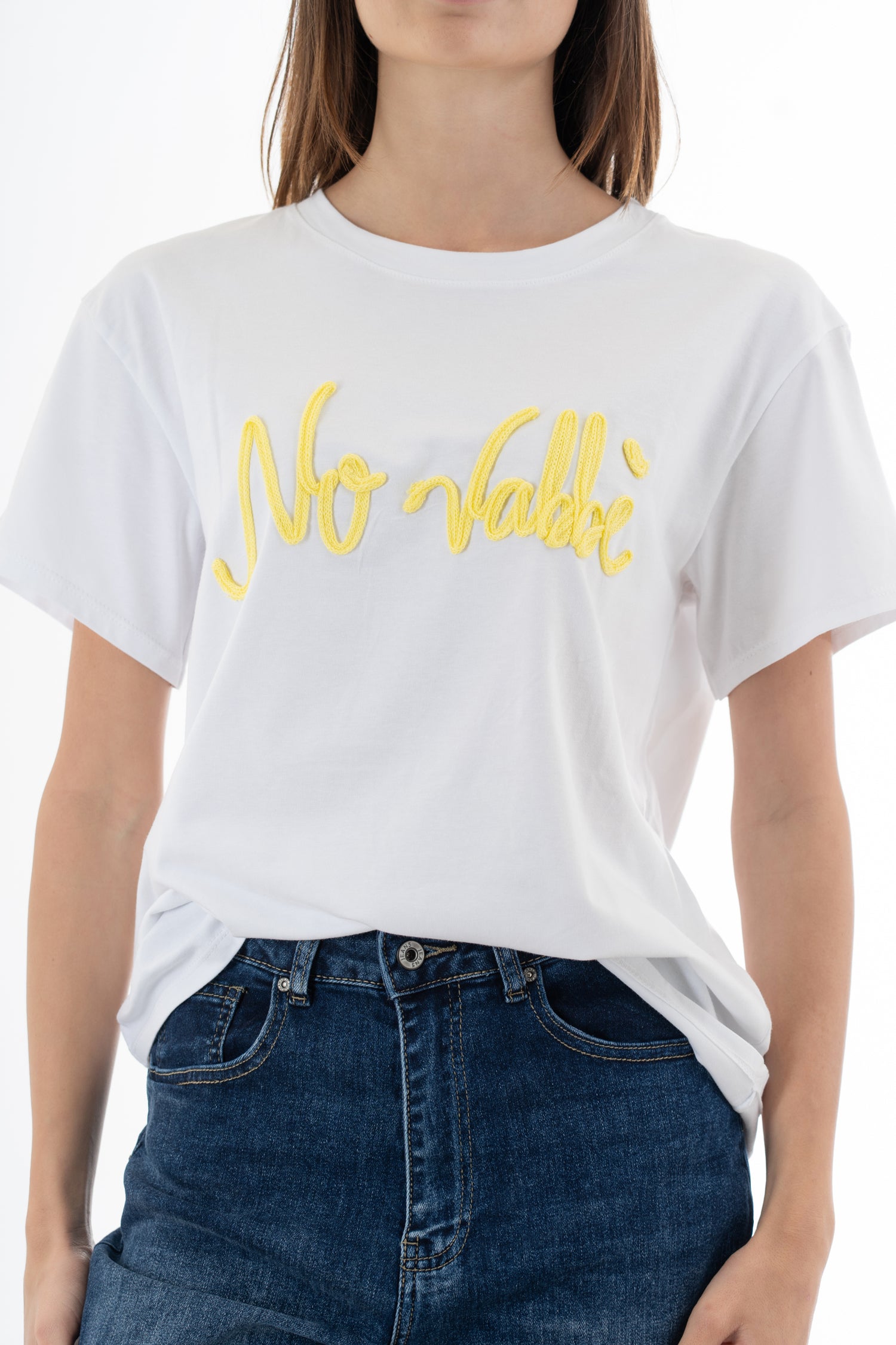 modella indossando T-shirt in cotone elasticizzato con scritta No Vabbè applicata in rilievo colore Bianco-Gialla Unica