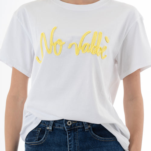 modella indossando T-shirt in cotone elasticizzato con scritta No Vabbè applicata in rilievo colore Bianco-Gialla Unica