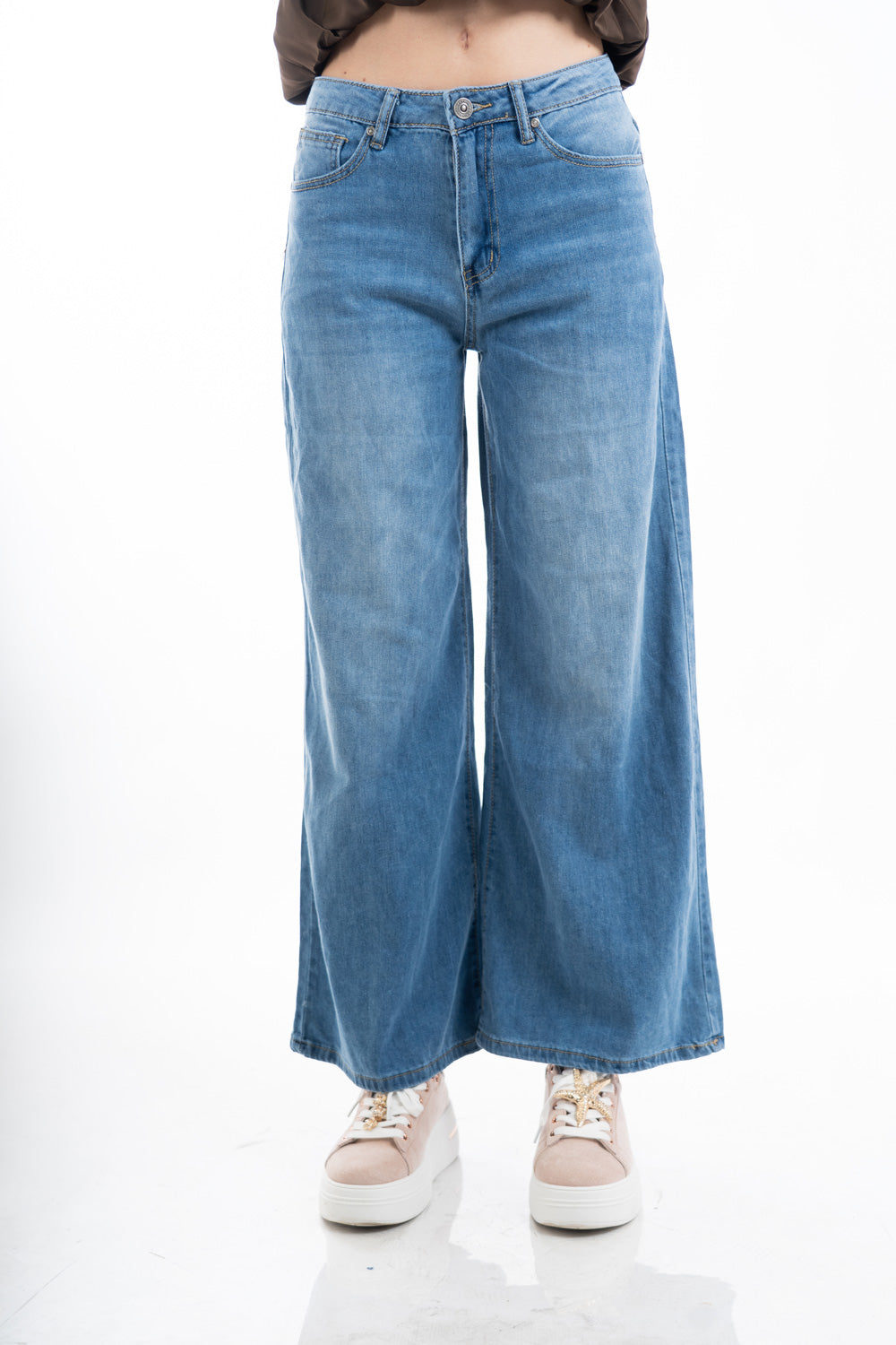 modella indossando Jeans gamba ampia leggermente svasato in denim elasticizzato colore Denim Medio
