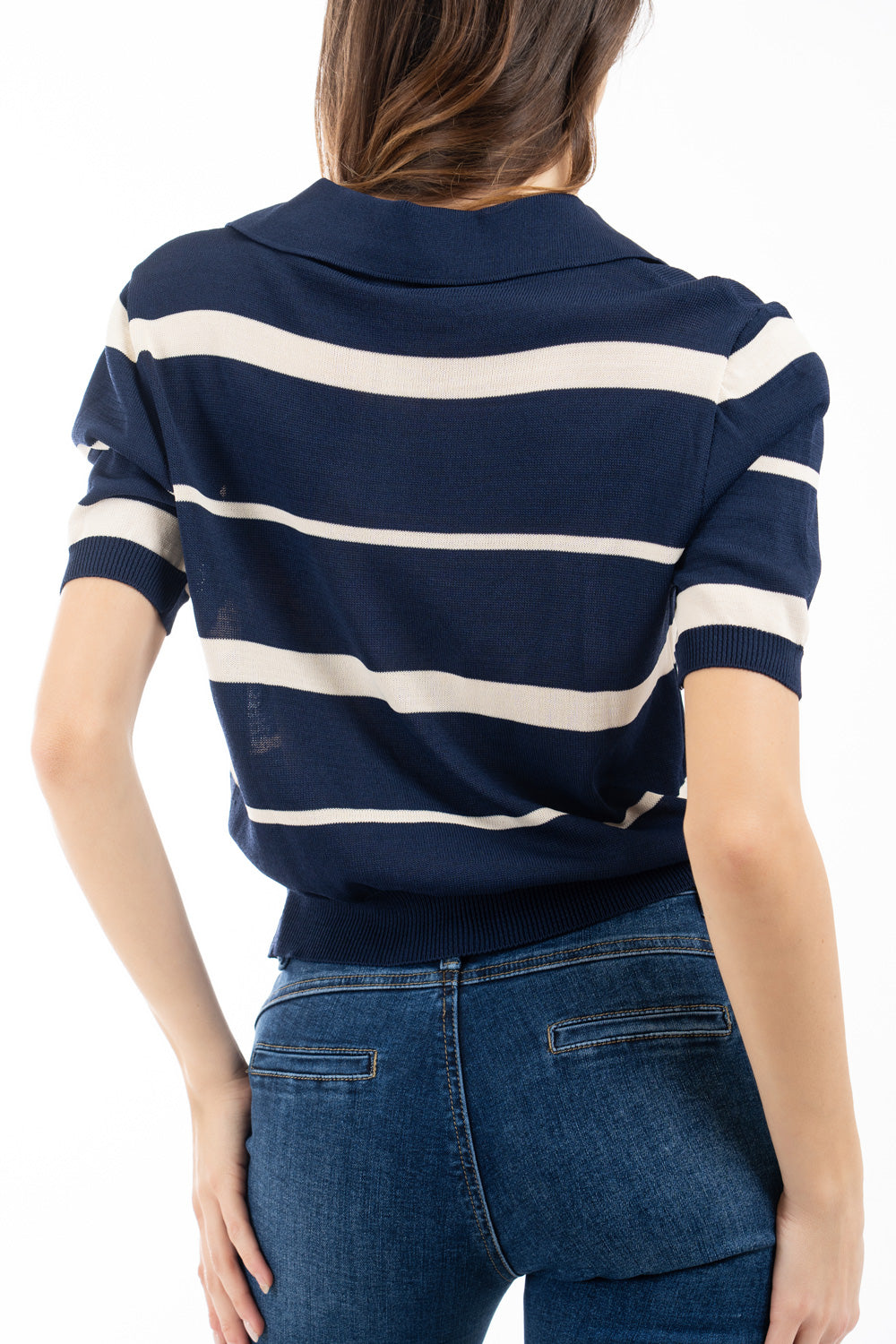 modella indossando Polo in filato leggero con righe a contrasto colore