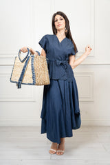 modella indossando Casacca incrociata in chambray con fusciacca colore Denim Scuro Unica