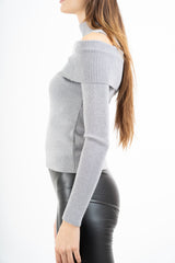 modella indossando Maglia finto twinset a costina con collo alto e spalle scoperte colore