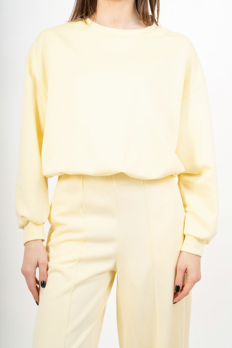 modella indossando Maglia felpa over con spalla scesa ed effetto palloncino colore