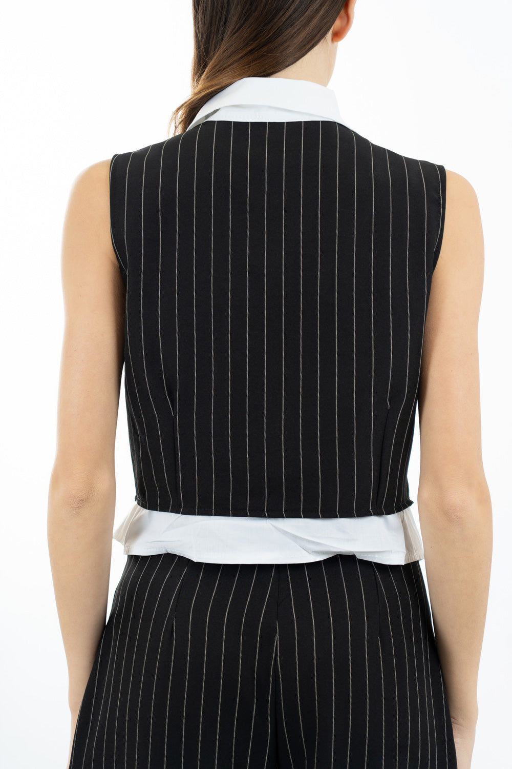 modella indossando Gilet gessato con camicia incorporata in cotone colore