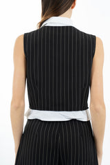 modella indossando Gilet gessato con camicia incorporata in cotone colore