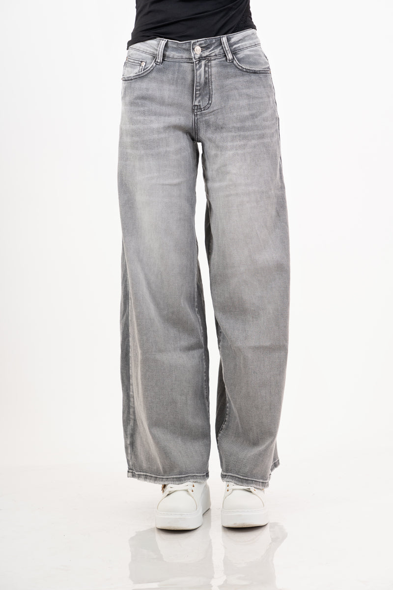 modella indossando Jeans palazzo grigio lavaggio sfumato colore
