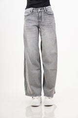 modella indossando Jeans palazzo grigio lavaggio sfumato colore