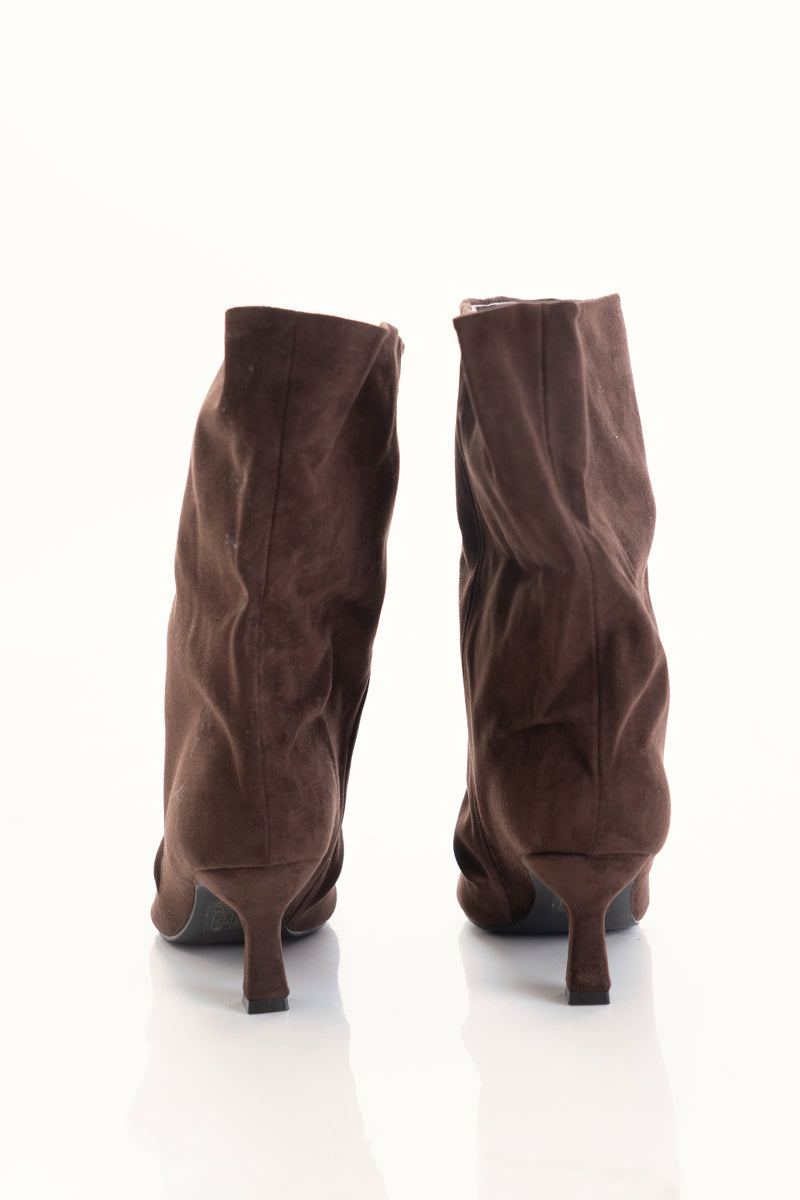 Tronchetto marrone in ecocamoscio con gambale morbido ampio e tacco a clessidra 6 cm