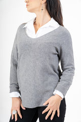 modella indossando Maglia over con scollo a V e orlo stondato in viscosa colore