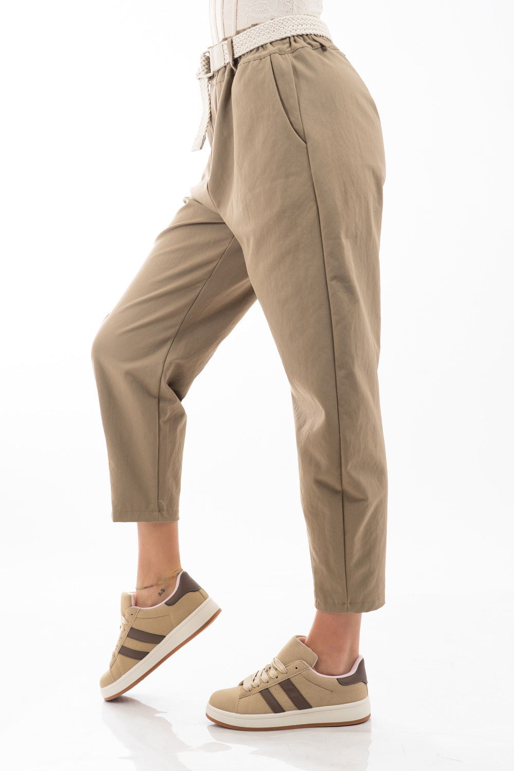 modella indossando Pantalone cropped vita alta con cintura intrecciata in tela canvas colore