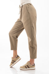 modella indossando Pantalone cropped vita alta con cintura intrecciata in tela canvas colore