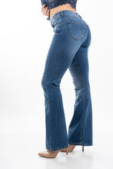 modella indossando Jeans flare push-up in denim elasticizzato a vita media colore Jeans Scuro