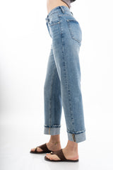 modella indossando Jeans blu straight a vita alta con risvolto in denim leggero colore