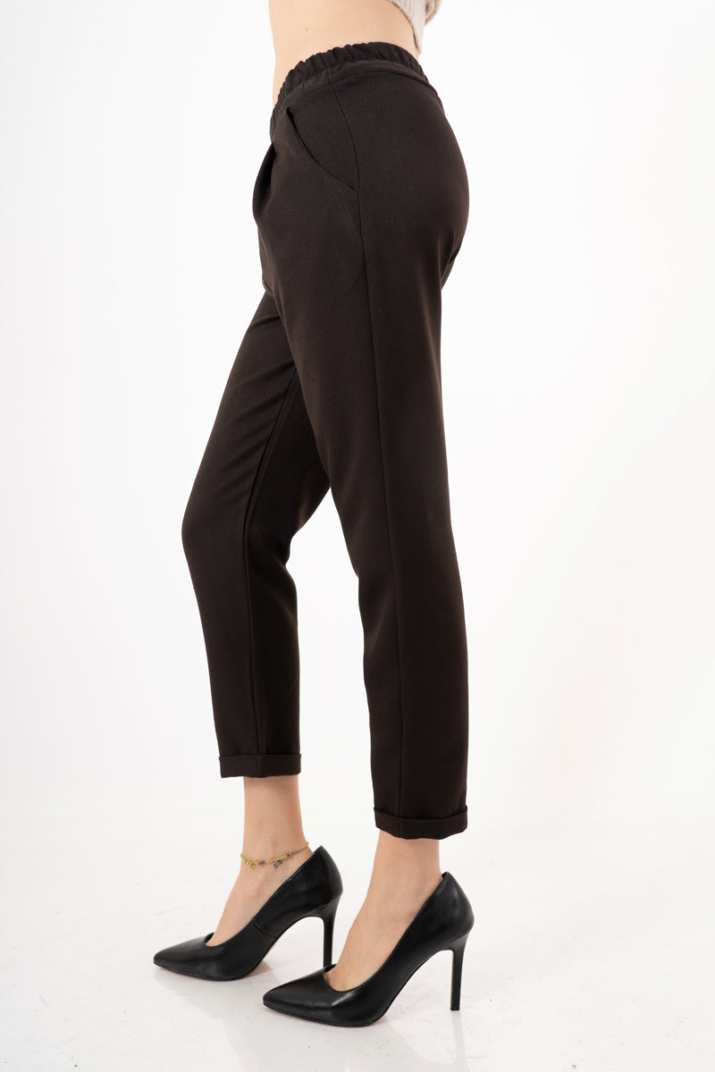 modella indossando Pantalone in poliviscosa con elastico in vita e gamba dritta – Marrone colore