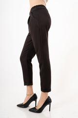 modella indossando Pantalone in poliviscosa con elastico in vita e gamba dritta – Marrone colore