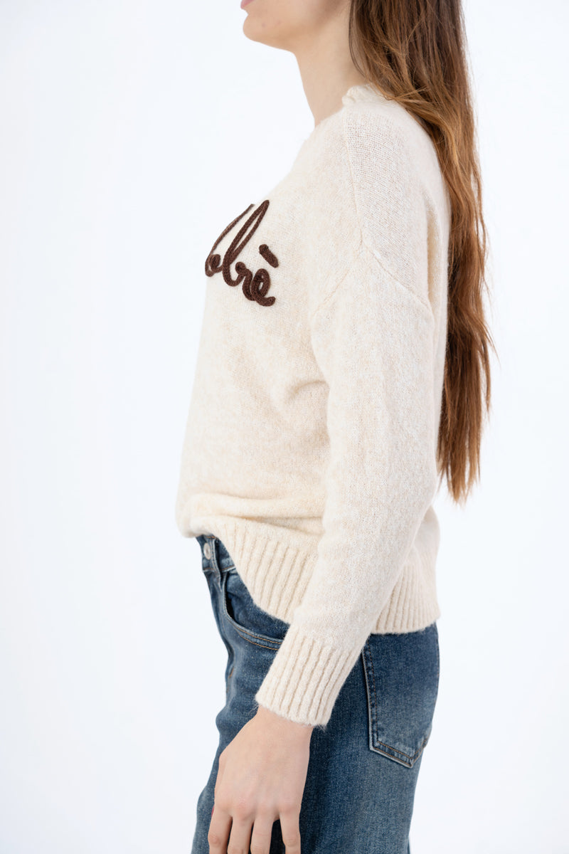 modella indossando Maglione girocollo “No vabbè” in misto lana ricamato colore