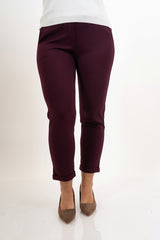 modella indossando Pantaloni Punto Milano Elegance – Prugna colore