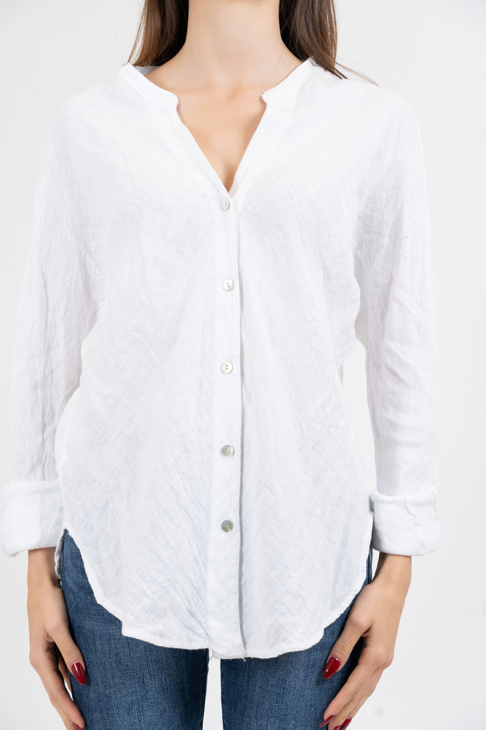 Camicia in lino con collo coreano e spalla scesa.