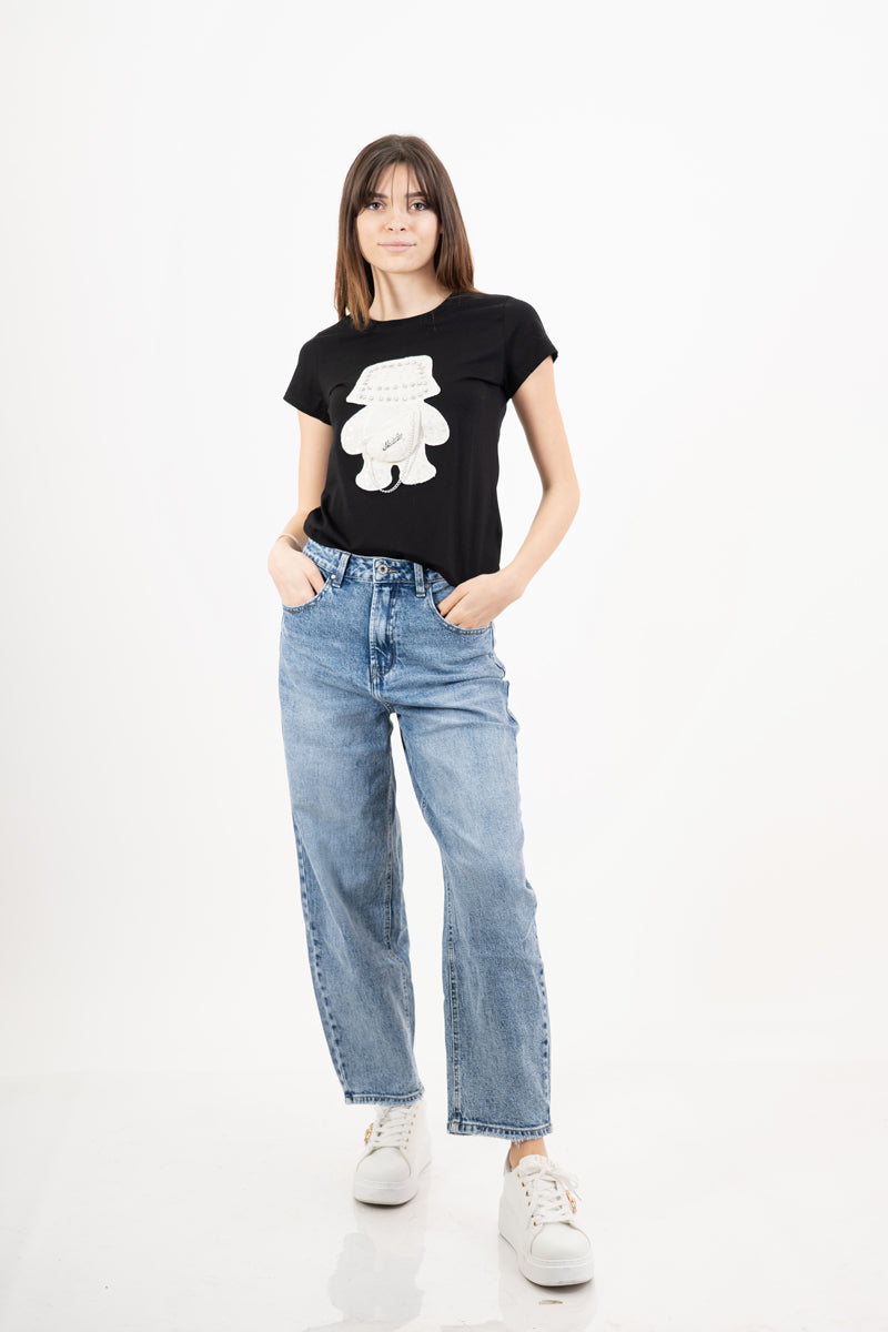 modella indossando T-shirt in cotone elasticizzato con orsetto gioiello applicato colore